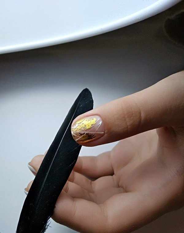 Шикарный золотой маникюр 2020-2021 года: модный дизайн с золотым декором ногтей