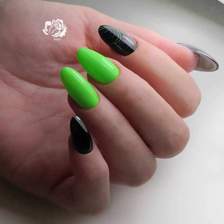 Кислотный зелёный с чёрным маникюр на длинные миндальные ногти с полосками зеленого гель лака
