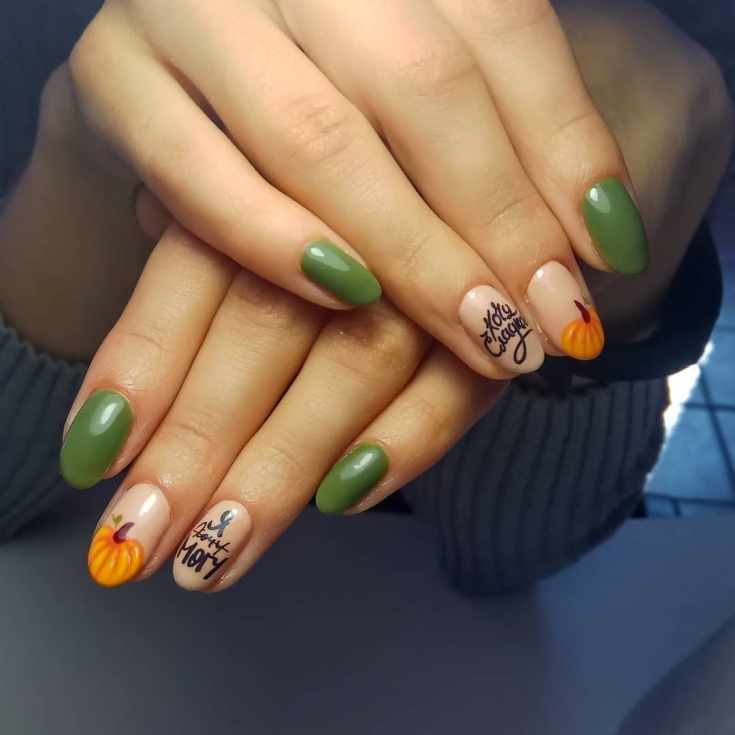 Зеленый с бежевым маникюр на овальные ногти средней длины с надписями и рисунками тыквы
