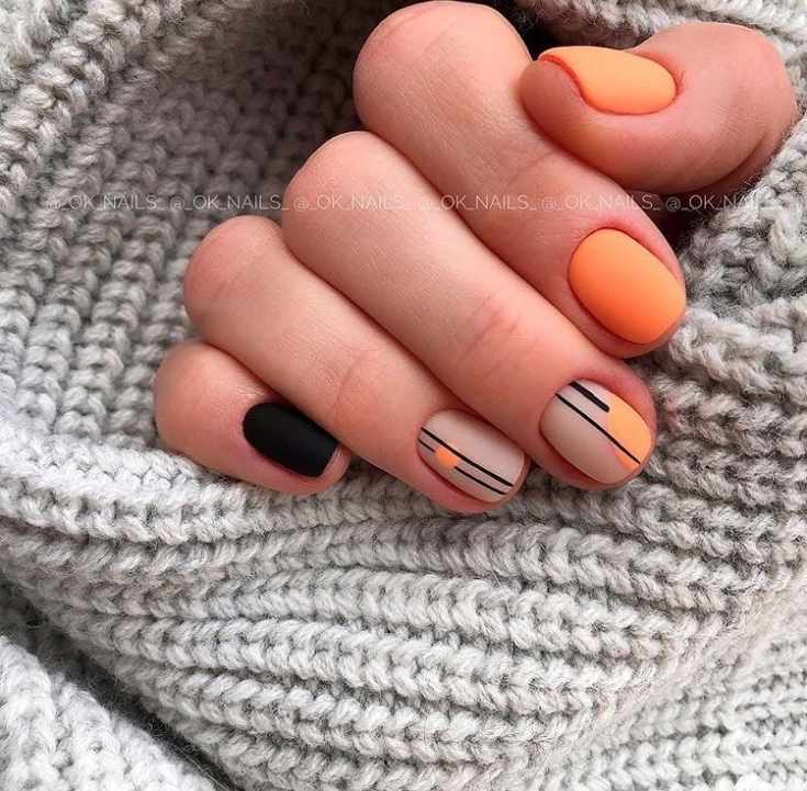 Матовый оранжевый с черным и нюдовым маникюр на короткие ногти с вертикальными полосками