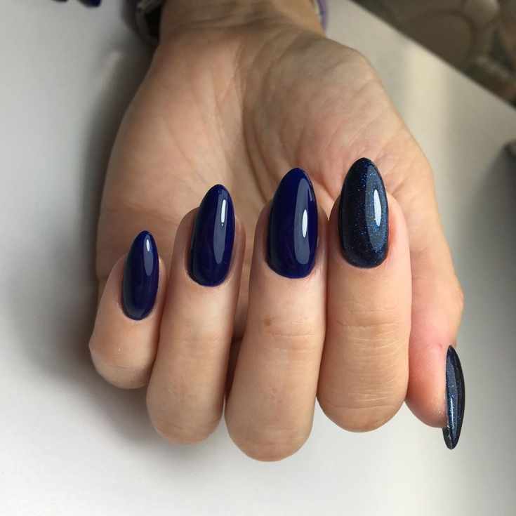 Глянцевый и блестящий синий маникюр на миндальные ногти средней длины