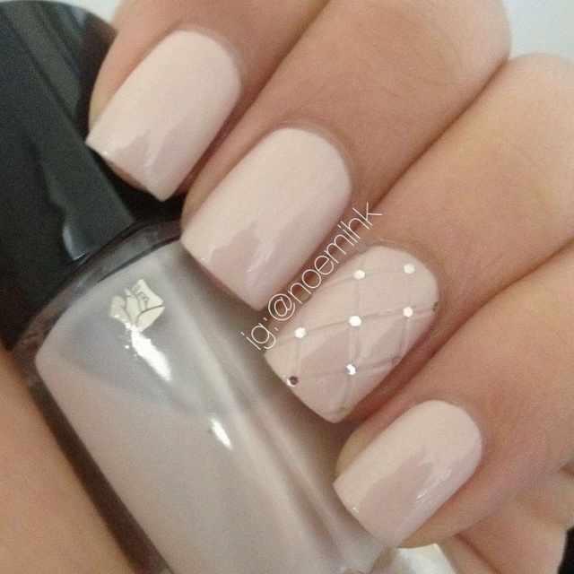 manicure with a pattern on the ring finger маникюр с рисунком на безымянном пальце