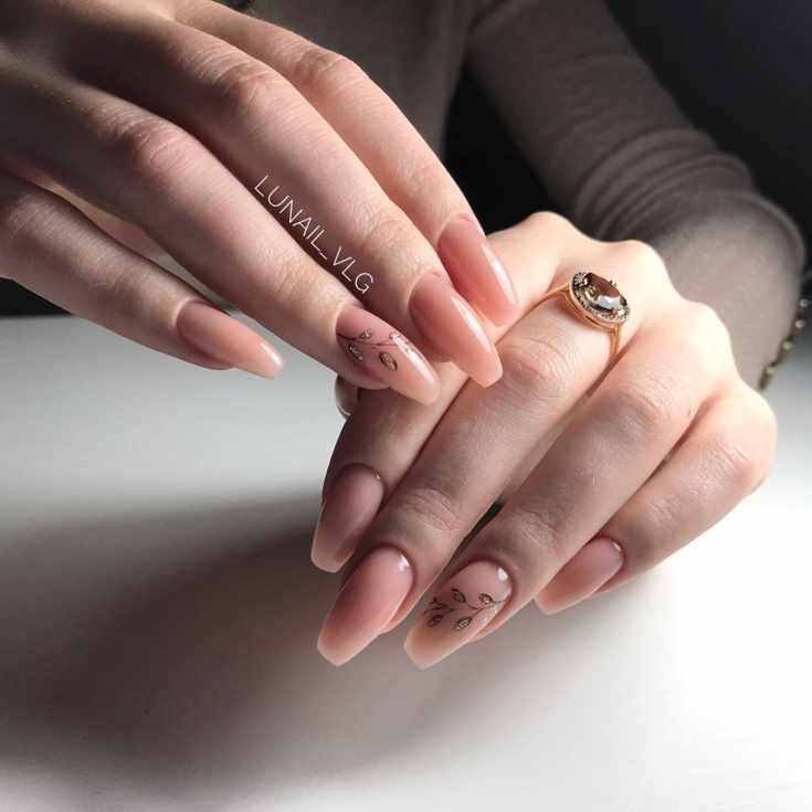 Нежный нюдовый маникюр балерина на длинные ногти с рисунками веточек на безымянных ногтях