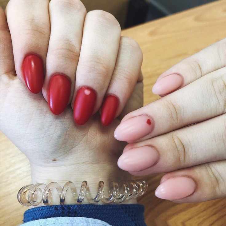 Бежевый с красным дизайн ногтей