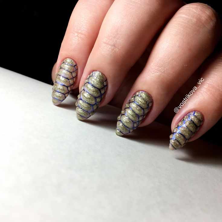 рептилия на ногтях