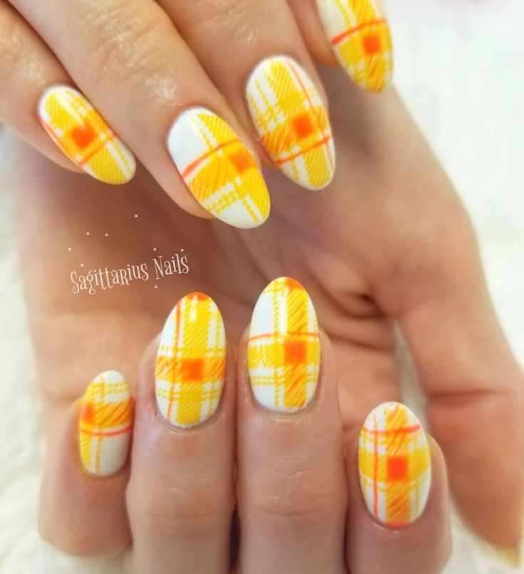 желтый дизайн коротких ногтей