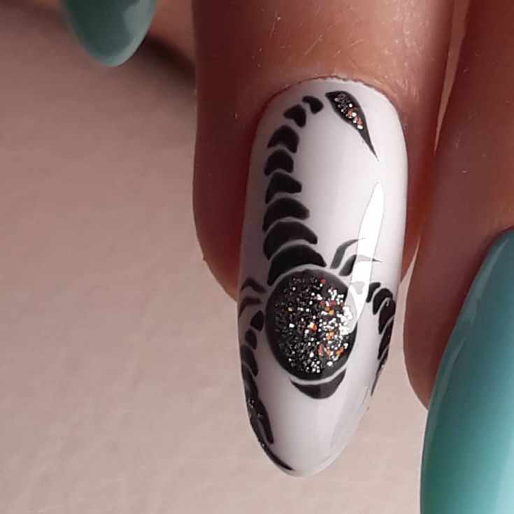 Маникюр со скорпионами на ногтях