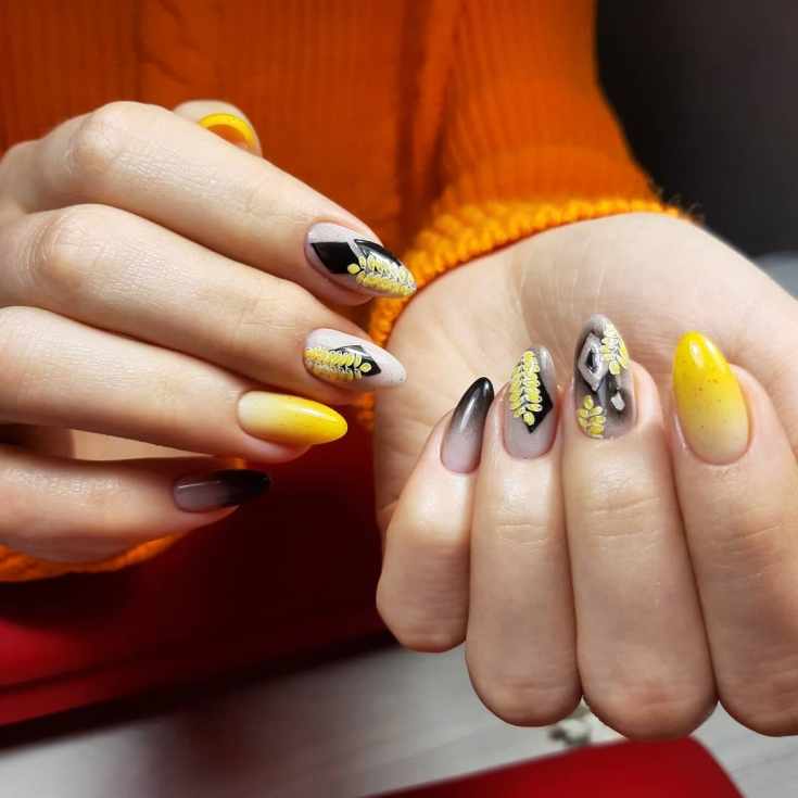 Трехцветный маникюр градиент на длинные миндалевидные ногти с геометрическими рисунками и веточками