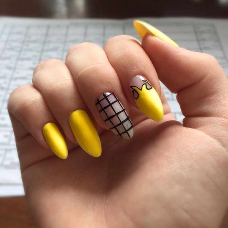 Жёлтый маникюр на длинные ногти