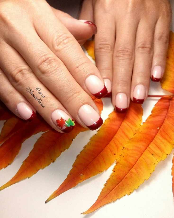 Красный осенний френч маникюр на квадратные ногти средней длины с рисунками осенних листьев на безымянном пальце