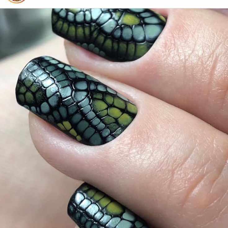 рептилия на ногтях