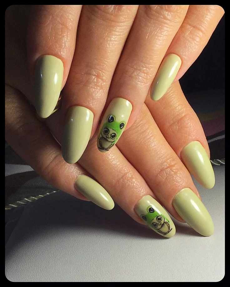 Маникюр цвета авокадо на длинные миндальные ногти с кавайными наклейками на безымянных ногтях