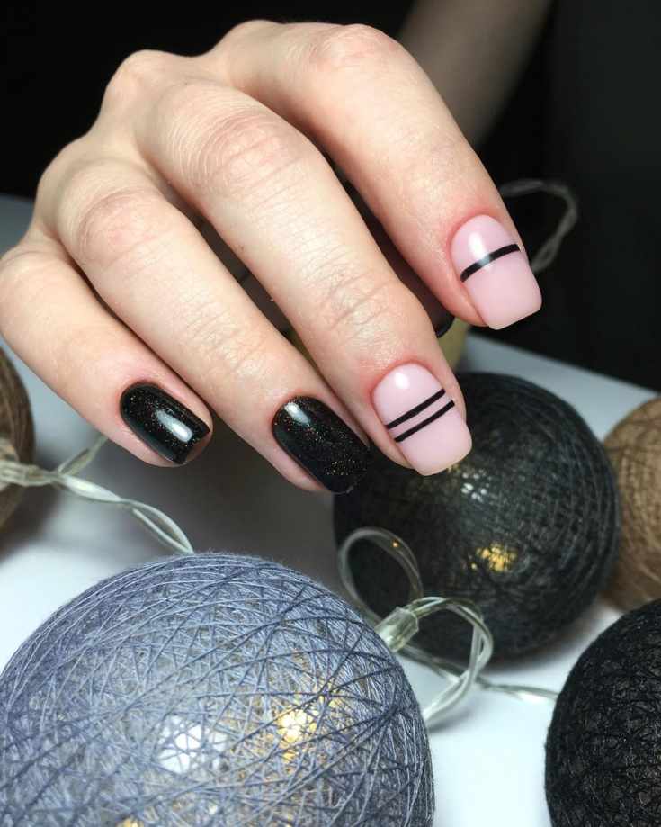 Нюдовый с блестящим чёрным маникюр на короткие квадратные ногти с черными полосками на нюдовом