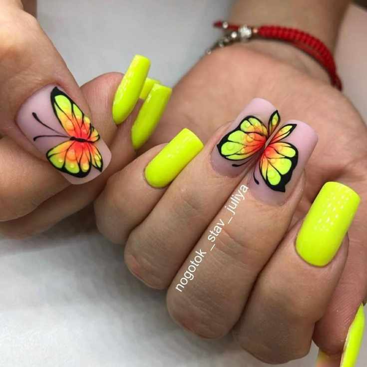 Жёлтый маникюр с бабочками