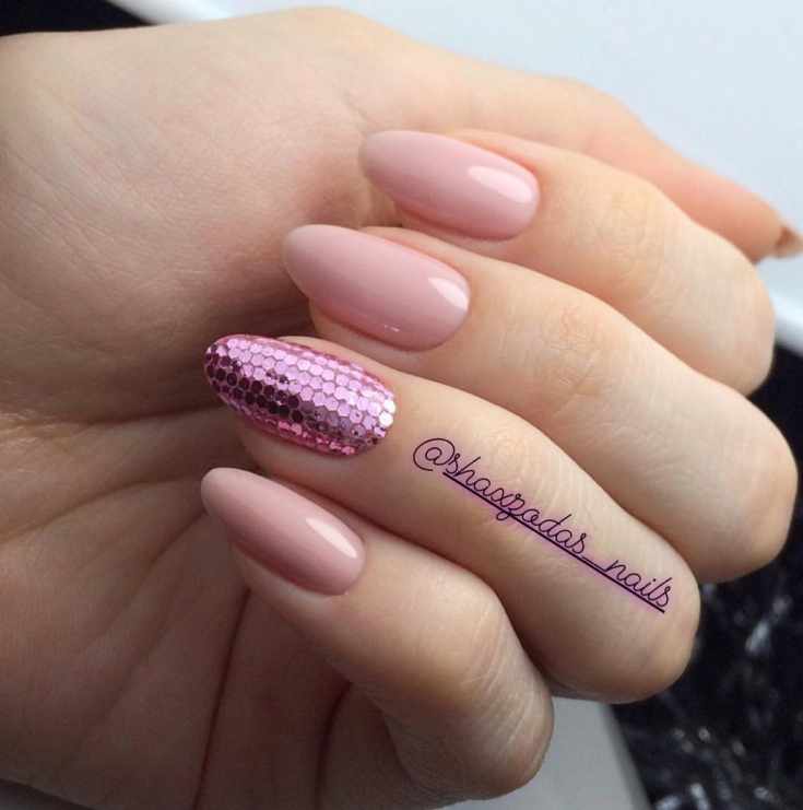 Нюдовый маникюр на миндальные ногти средней длины с розовыми пайетками на безымянном пальце