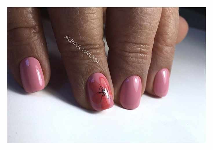 Розовый маникюр короткий квадрат с красным цветочным рисунком на безымянном пальце