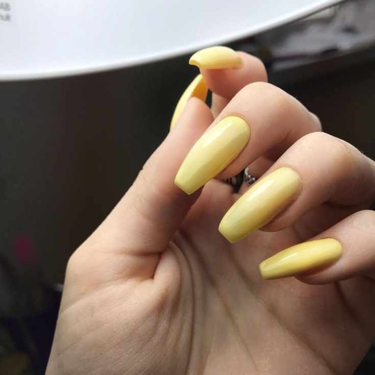 Жёлтый маникюр на длинные ногти