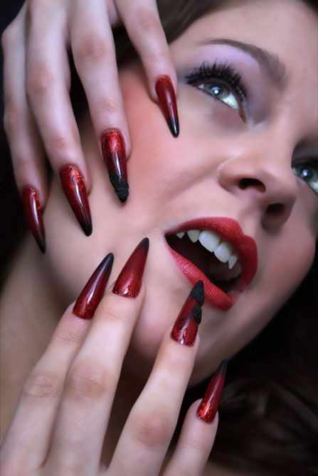 red black manicure красно чёрный дизайн ногтей акрилл