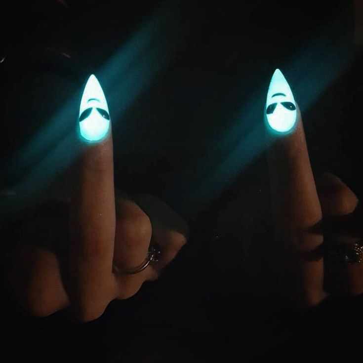 ногти светящиеся в темноте