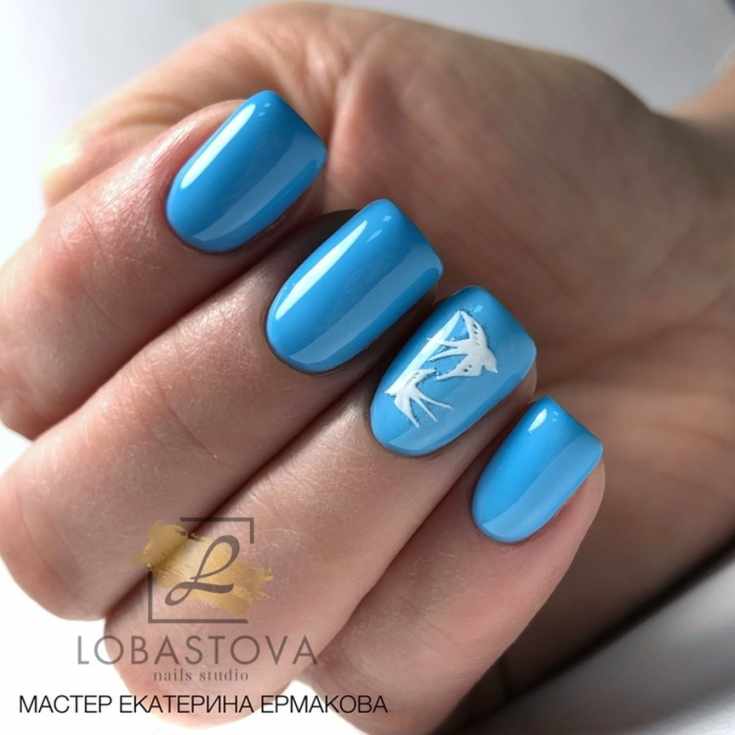 Голубой маникюр на короткие ногти