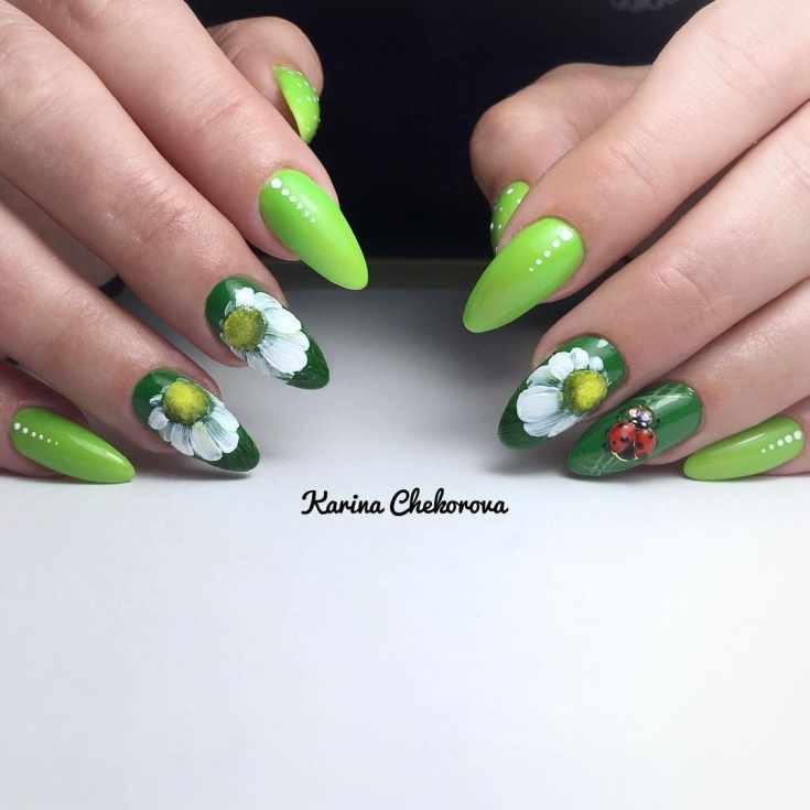 Зелёный маникюр с цветами