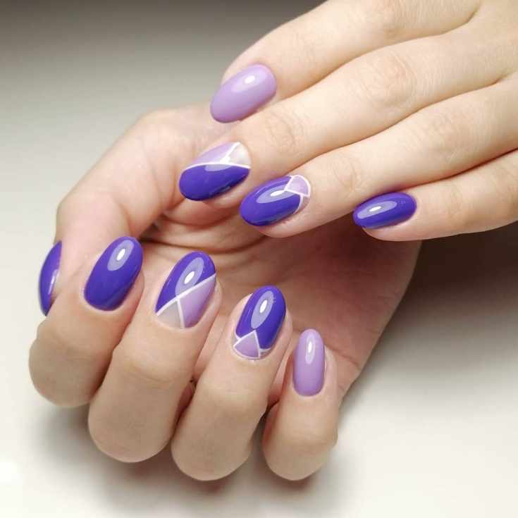 Сиреневый с фиолетовым маникюр на короткие овальные ногти геометрия с белыми контурами и выделенной лункой