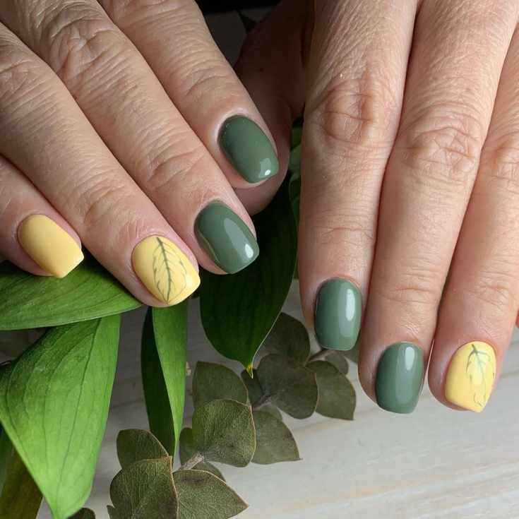 Желто-зеленый нежный маникюр на короткие квадратные ногти с рисунком перышка на безымянных пальцах