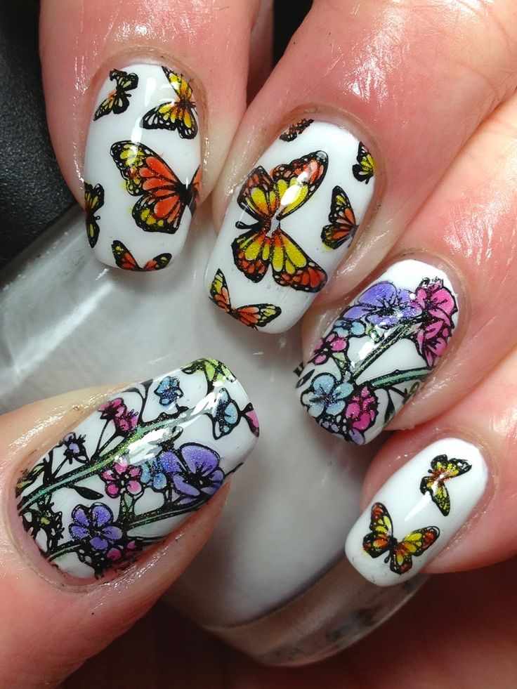 маникюр с рисунком бабочек на ногтях