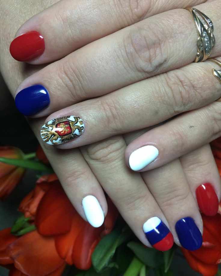 флаг россии на ногтях