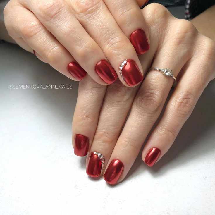 Красный зеркальный маникюр с втиркой на короткие квадратные ногти со стразами на среднем пальце