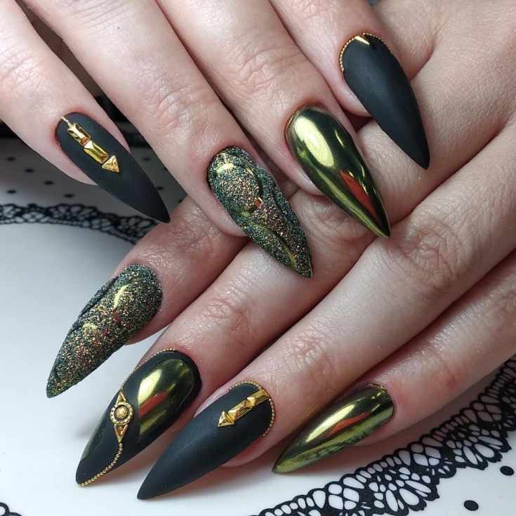 Черный матовый с золотым зеркальным маникюр на длинные острые ногти со стразами и песочным дизайном