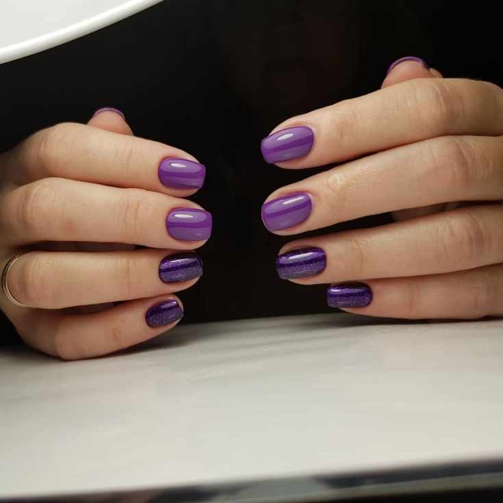 Однотонный фиолетовый маникюр на коротких квадратных ногтях с глиттером на двух пальчиках