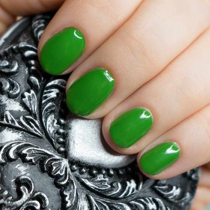 Зелёный маникюр на короткие ногти