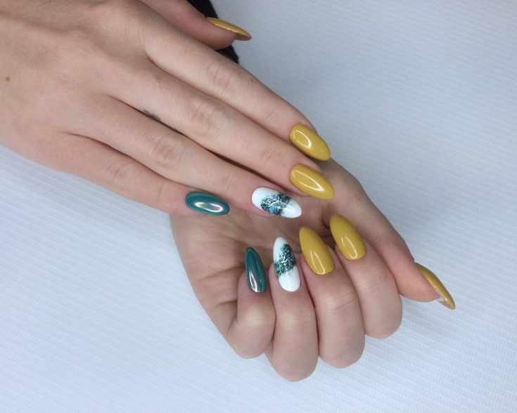 Желтый с зеленым осенний маникюр на миндальные ногти с втиркой и акваирумным дизайном на белых ногтях