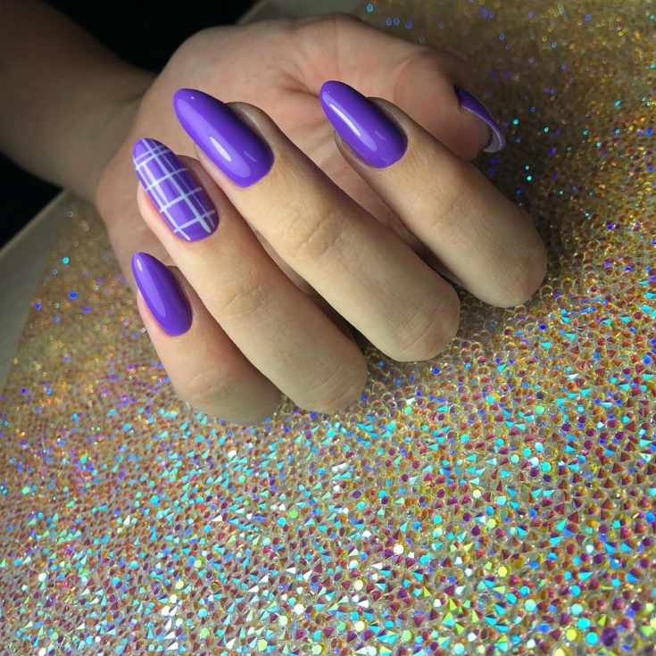 Однотонный фиолетовый маникюр на длинные миндальные ногти с рисунком клетка на безымянном пальце