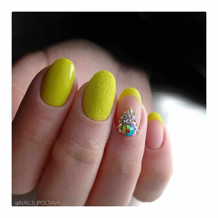 желтый дизайн коротких ногтей