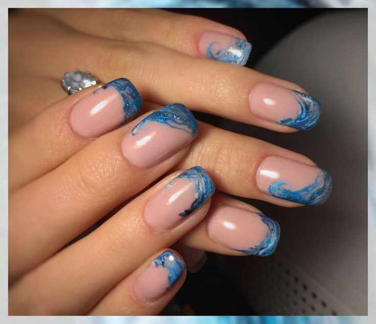 Сине-голубой акварельный френч с блестками на квадратные ногти средней длины