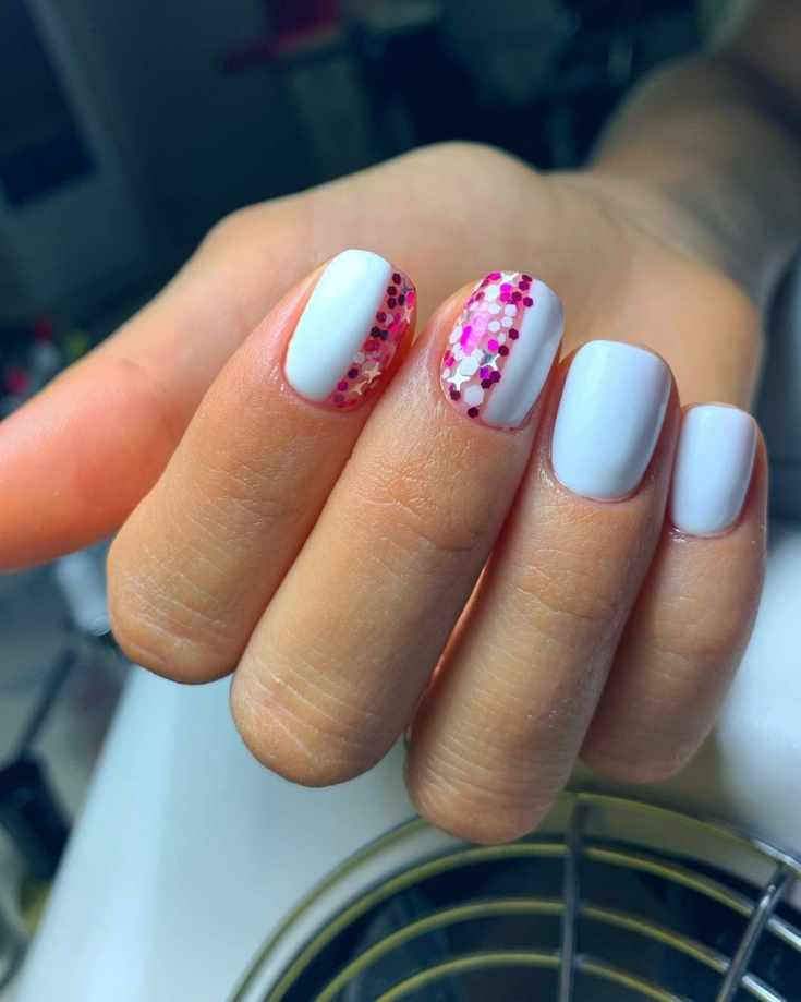 Светло-голубой маникюр на короткие квадратные ногти с розовыми и белыми пайетками на двух ногтях