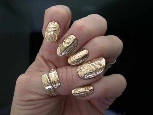 золотой дизайн ногтей тиснение