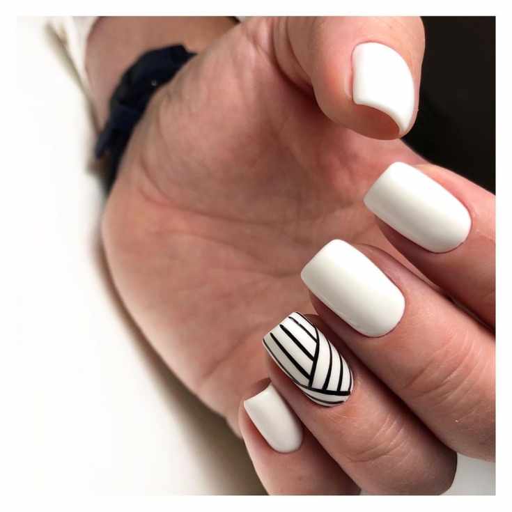 Белый маникюр на длинные квадратные ногти с черными геометрическими полосками на безымянном пальце