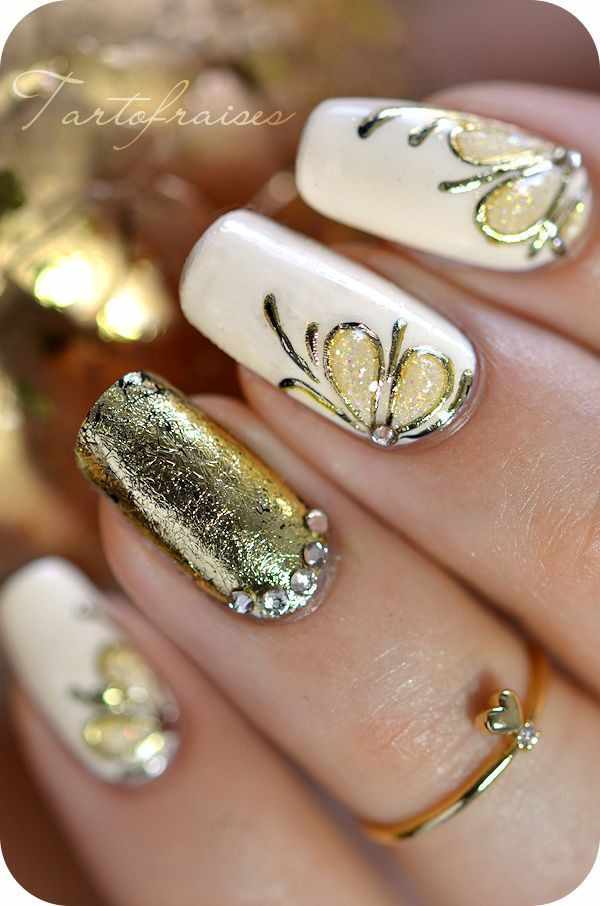 золотой дизайн ногтей бабочки на белом