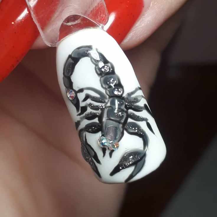 Маникюр со скорпионами на ногтях