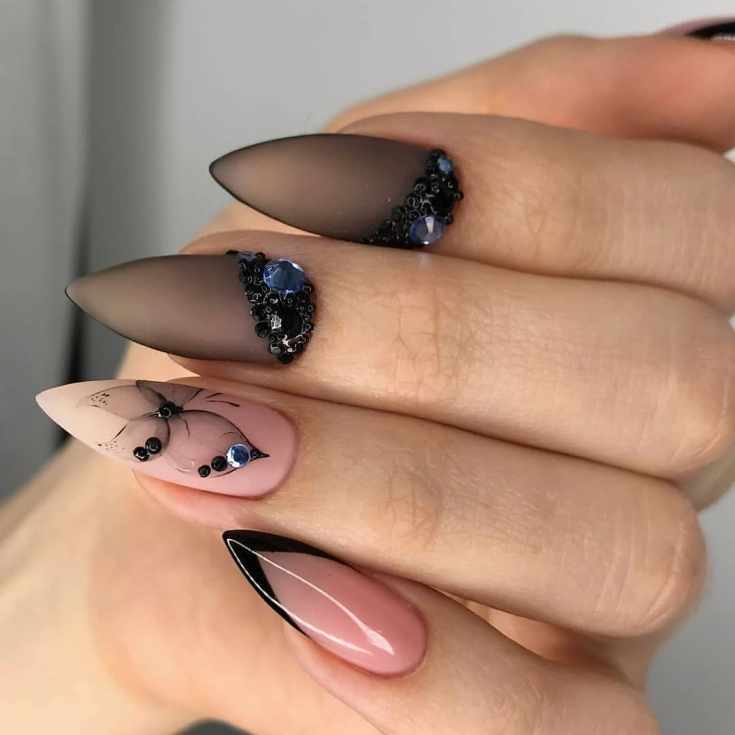 Нюдовый и черный полупрозрачный маникюр на острые ногти со стразами и рисунком бабочки