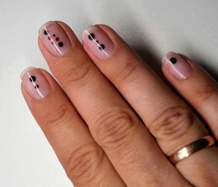 Прозрачный маникюр на короткие ногти