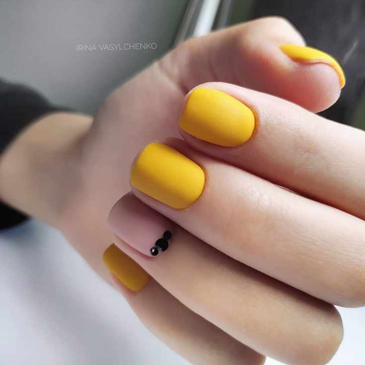 Жёлтый маникюр на квадратные ногти