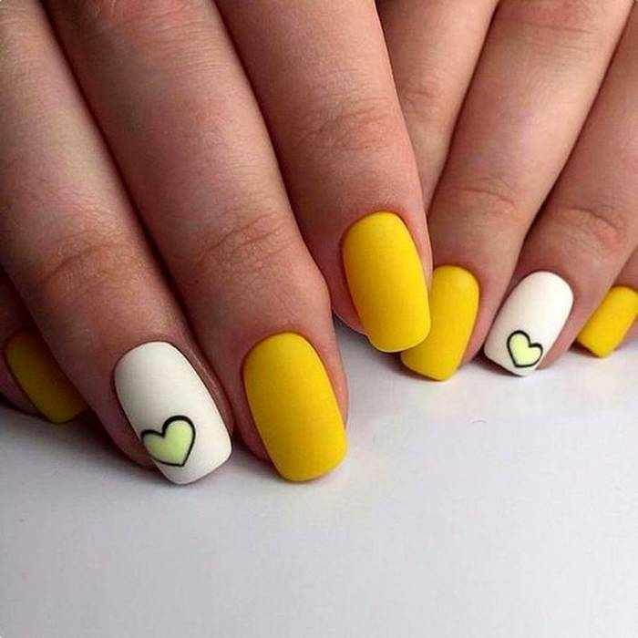Матовый желтый дизайн ногтей