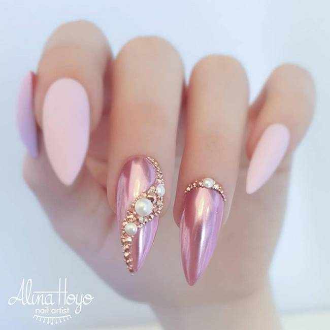 Розовый дизайн ногтей со стразами