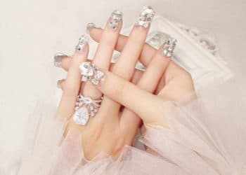 JamAdvice_com_ua_Wedding-manicure-with-rhinestones-5