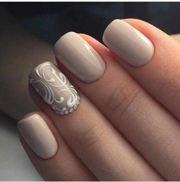 Белый дизайн ногтей в бежевом маникюре