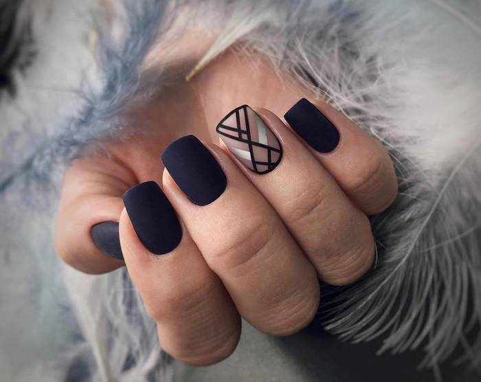 Черный геометрический дизайн ногтей